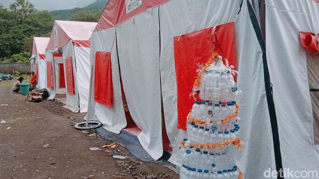 Suasana menyambut Natal di pengungsian korban erupsi Gunung Lewotobi Laki-laki di Flores Timur, NTT, Senini (23/12/2024).