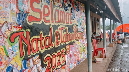 Suasana menyambut Natal di pengungsian korban erupsi Gunung Lewotobi Laki-laki di Flores Timur, NTT, Senini (23/12/2024).