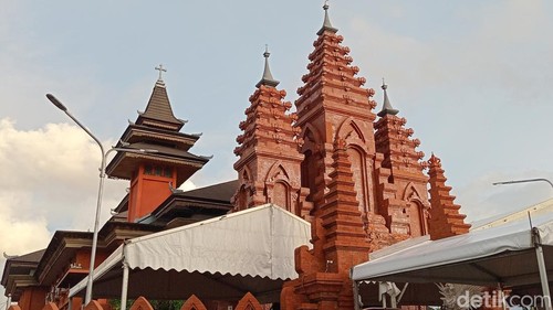 Suasana persiapan ibadah Natal di Gereja Katedral Denpasar, Senin (23/12/2024).
