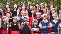 Kegiatan ini dilakukan oleh sekelompok penyanyi yang berjalan berkeliling dari rumah ke rumah atau berkumpul di jalan sambil memegang lilin.
