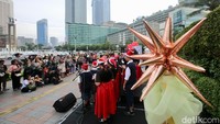 Menurut situs Gereja Santo Ambrosius, Christmas Carol adalah tradisi menyanyikan lagu-lagu Natal yang mengisahkan kelahiran Yesus Kristus.