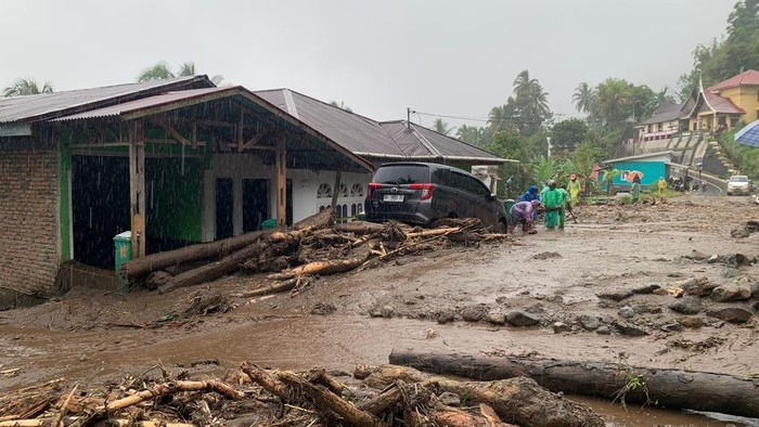 Tanah longsor yang melanda Agam (Foto: dok. BPBD Agam).
