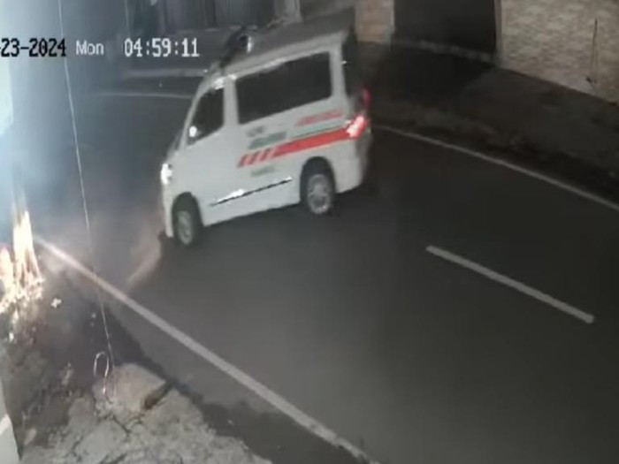 Tangkapan layar CCTV saat ambulans Klinik Ar Rahmah Pasuruan dicuri