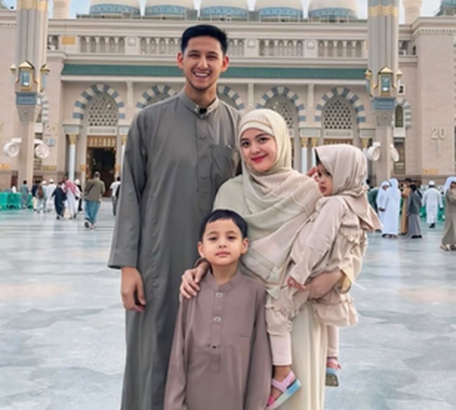 Tasya Kamila mengajak anak-anak dan suaminya untuk umrah, bertepatan dengan libur sekolah. Tasya membagikan suasana saat berada di Mekkah. Semoga temen2 yg juga pengen umroh segera diizinkan Allah, dicukupkan rezekinya, diberikan kesehatan dan kesempatan yaa 🤲, tulis @tasyakamila. Foto: Dok. Instagram @tasyakamila.