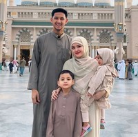 Tasya Kamila mengajak anak-anak dan suaminya untuk umrah, bertepatan dengan libur sekolah. Tasya membagikan suasana saat berada di Mekkah. Semoga temen2 yg juga pengen umroh segera diizinkan Allah, dicukupkan rezekinya, diberikan kesehatan dan kesempatan yaa 🤲, tulis @tasyakamila. Foto: Dok. Instagram @tasyakamila.