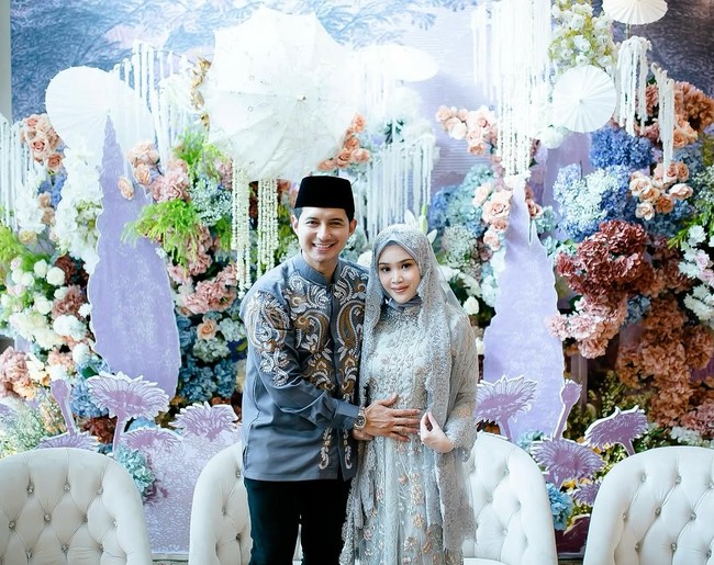 Selanjutnya ada Chand Kelvin dan Dea Sahirah. Saat ini pasangan tersebut diketahui tengah berbahagia menantikan kelahiran anak pertama mereka. Kabar kehamilan tersebut dibagikan Chand pada November 2024 di akun Instagramnya. Foto: Instagram @chand_kelvin