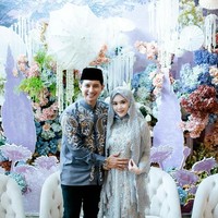 Selanjutnya ada Chand Kelvin dan Dea Sahirah. Saat ini pasangan tersebut diketahui tengah berbahagia menantikan kelahiran anak pertama mereka. Kabar kehamilan tersebut dibagikan Chand pada November 2024 di akun Instagramnya. Foto: Instagram @chand_kelvin