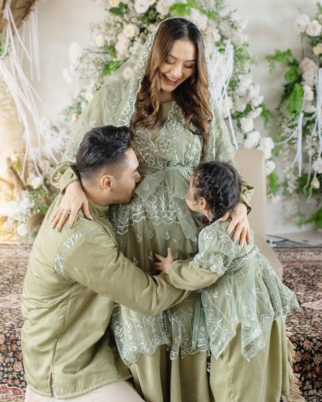 Pedangdut Siti Badriah beberapa waktu lalu membagikan kabar bahagia kehamilan calon anak keduanya dengan Krisjiana Baharudin. Diprediksi akan lahir pada tahun 2025, anak kedua Siti Badriah itu akan jad generasi beta yang pertama. Foto: Instagram @krisjianabah/ @sitibadriahh