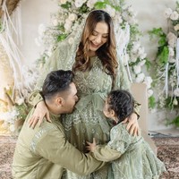 Pedangdut Siti Badriah beberapa waktu lalu membagikan kabar bahagia kehamilan calon anak keduanya dengan Krisjiana Baharudin. Diprediksi akan lahir pada tahun 2025, anak kedua Siti Badriah itu akan jad generasi beta yang pertama. Foto: Instagram @krisjianabah/ @sitibadriahh