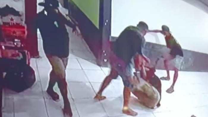 Aktivis lingkungan berinisial SA di Kabupaten Teluk Bintuni, Papua Barat Daya, babak belur gegara dikeroyok lima orang pelaku di sebuah kafe.