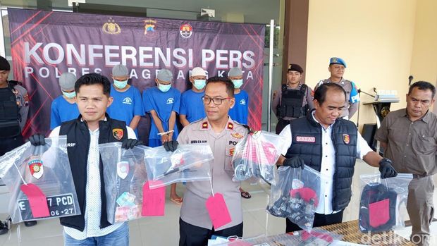 Tersangka pencuri sepeda motor yang ditangkap Reskrim Polres Magelang (pakai baju tahanan warna biru)