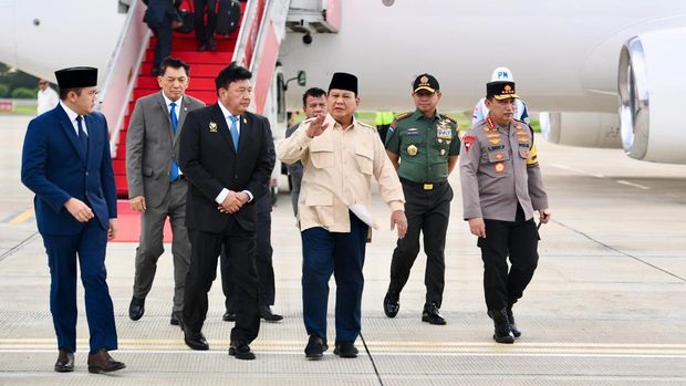 Presiden Prabowo Subianto kembali ke Tanah Air usai melakukan kunjungan kerja dari Mesir Kairo. Tiba di Jakarta, Prabowo langsung menggelar rapat terbatas di Bandara Halim Perdanakusuma, Senin (23/12/2024).