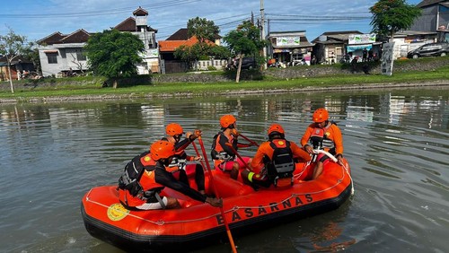 Tim Basarnas Bali mencari korban tenggelam di Sungai Tukad Badung, dekat Jalan Taman Pancing Timur, Denpasar, Senin (23/12/2024). (Dok. Basarnas Bali)