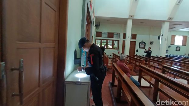Tim Gegana Polda DIY sterilisasi Gereja Bedog jelang Natal, Senin (23/12/2024).