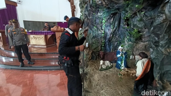 Tim Gegana Polda DIY sterilisasi Gereja Bedog jelang Natal, Senin (23/12/2024).