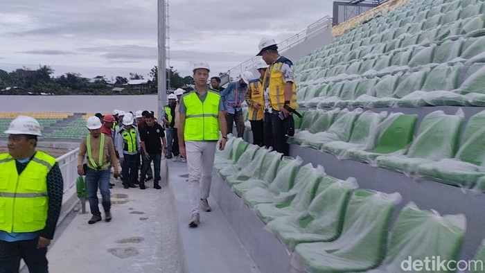 Tim PSSI dan FIFA saat meninjau progres renovasi Stadion BJ Habibie.