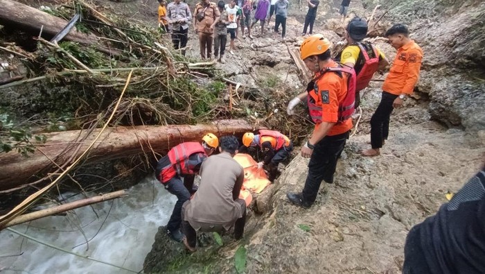 Tim SAR gabungan mengevakuasi korban yang bernama Baharuddin terseret banjir di Kecamatan Lamuru, Bone.