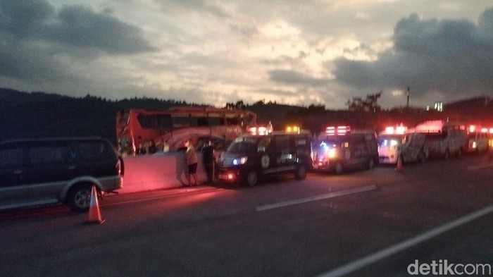truk muat pakan ternak jalan mundur usai tak kuat menanjak dampaknya menabrak bus pariwisata