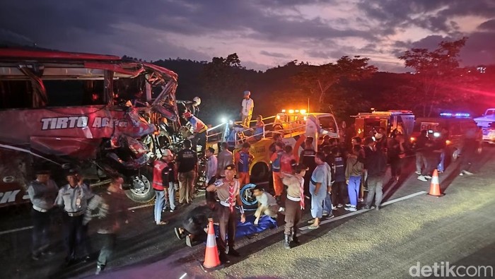 truk muat pakan ternak jalan mundur usai tak kuat menanjak dampaknya menabrak bus pariwisata
