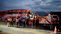 Mobil dereng milik PT Jasa Marga dikerahkan untuk mengevakuasi bus tersebut agar tidak terjadi kemacetan panjang.