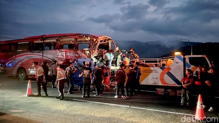 truk muat pakan ternak jalan mundur usai tak kuat menanjak dampaknya menabrak bus pariwisata