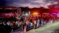 Setelah mendapatkan informasi adanya kecelakaan, petugas Jasa Marga Pandaan-Malang bersama pihak kepolisian segera mendatangi lokasi kejadian dan melakukan aksi penanganan.