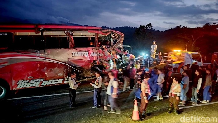 truk muat pakan ternak jalan mundur usai tak kuat menanjak dampaknya menabrak bus pariwisata