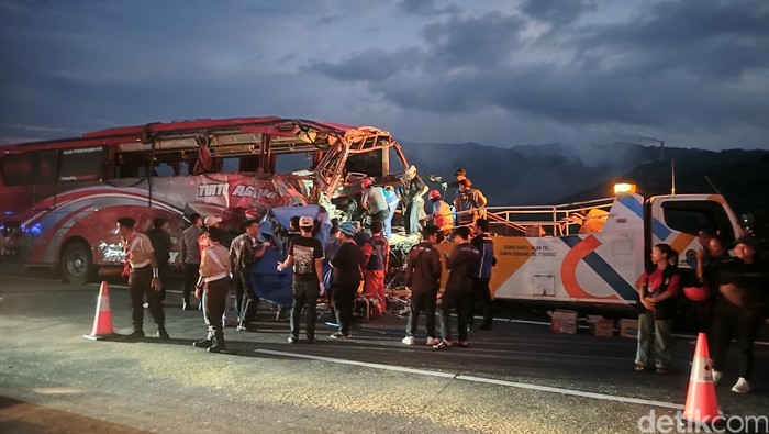 truk muat pakan ternak jalan mundur usai tak kuat menanjak dampaknya menabrak bus pariwisata