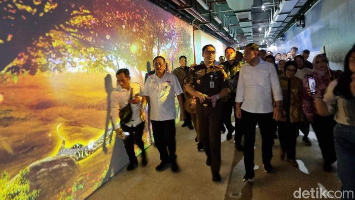 Tunnel TIJ-KBS yang resmi dibuka untuk umum mulai hari ini. Tunnel ini dilengkapi video mapping satwa KBS.