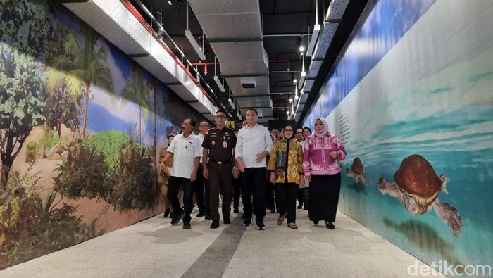 Tunnel TIJ-KBS yang resmi dibuka untuk umum mulai hari ini. Tunnel ini dilengkapi video mapping satwa KBS.