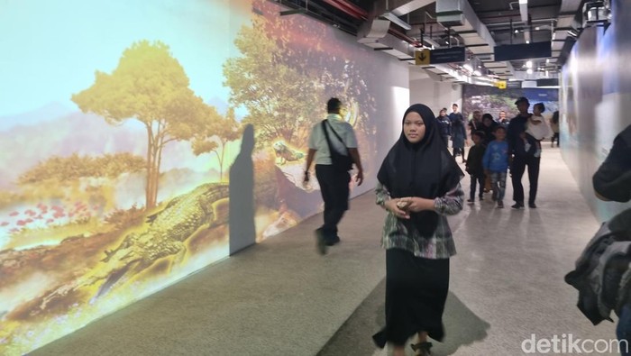 Tunnel TIJ-KBS yang resmi dibuka untuk umum mulai hari ini. Tunnel ini dilengkapi video mapping satwa KBS.
