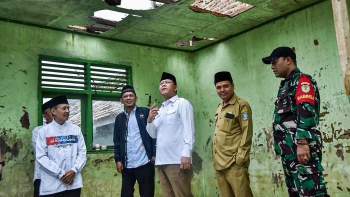 Utusan Khusus Presiden Bidang Ketahanan Pangan, Mardiono, berjanji renovasi Madrasah Ibtidaiyah (MI) Al-Khairiyah yang ambruk dan rusak akibat bencana alam. (dok Istimewa)