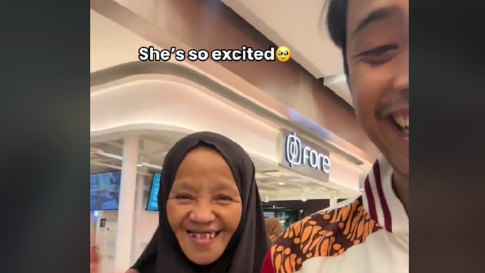 Viral di TikTok cerita nganterin ibu pertama kali ke mall. Video ini disaksikan hingga 983.000 kali dan membuat netizen terharu.