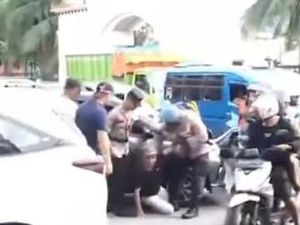 Viral Pemobil Dibanting Polisi di Depan Pelabuhan