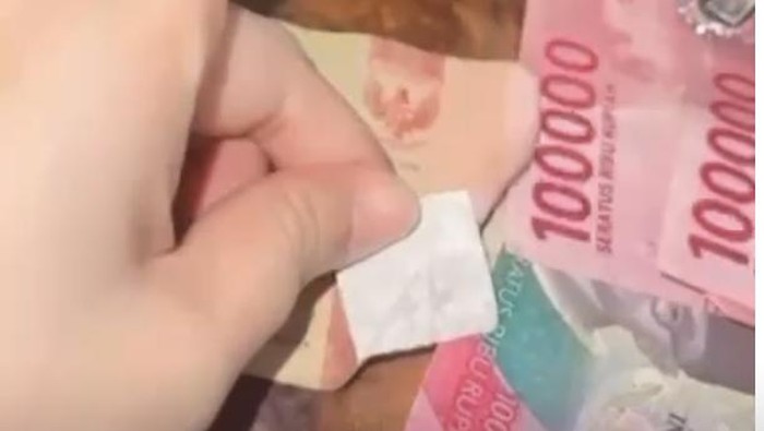 Viral warga di Palopo diduga temukan uang palsu pecahan Rp 100 ribu saat arisan.