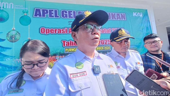 VP Daop 5 Purwokerto, Gun Gun Nugraha saat memberikan keterangan kepada wartawan, Senin (23/12/2024).