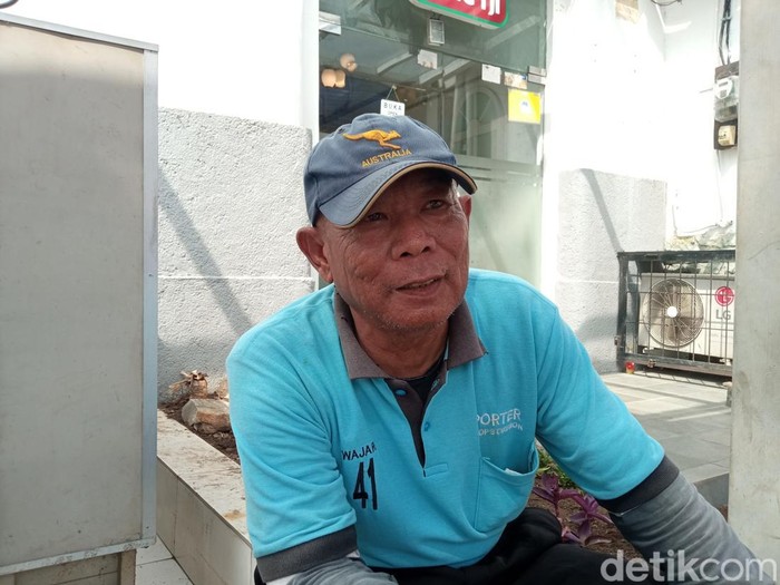 Wajari, seorang porter di stasiun Cirebon Kejaksan