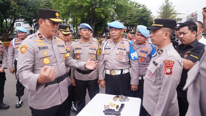 Wakapolda Metro Jaya Brigjen Djati Wiyoto Abadhy memimpin pengecekan senjata api dan amunisi personel.