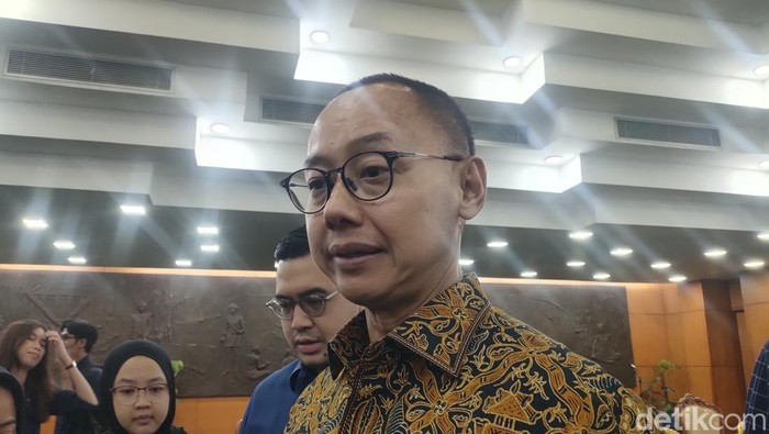 Wakil Ketua MPR RI, Eddy Soeparno, meminta pemerintah membuat kategori lebih rinci barang dan jasa yang dikenakan PPN 12% agar masyarakat tak bingung. (Dwi Rahmawati/detikcom)