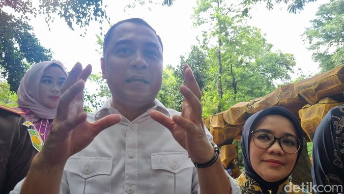 Wali Kota Surabaya Eri Cahyadi ditemui di KBS usai pembukaan Tunnel TIJ-KBS.