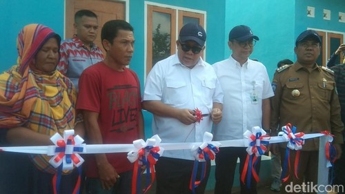 Wamen PKP, Fahri Hamzah bersama Pj Wali Kota Bima Muhktar Landa meresmikan rumah layak huni di Kelurahan Rabadompu Barat, Kota Bima, NTB, Senin, (23/12/2024).