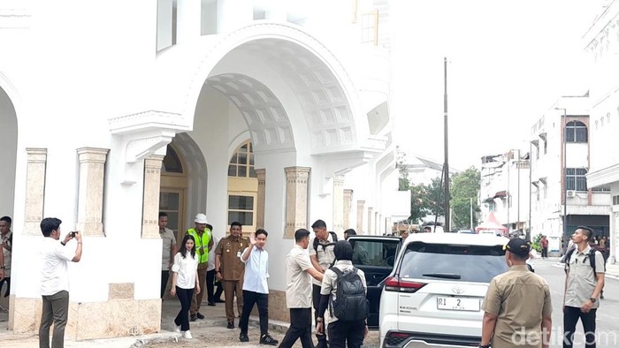 Wapres Gibran Rakabuming saat meninjau revitalisasi Gedung Warenhuis di Medan. (Foto: Nizar Aldi/detikSumut)