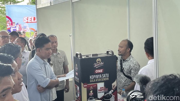 Wapres Gibran saat memantai stan di Job Fair BBPVP Medan