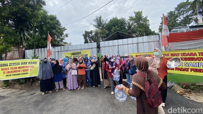 Warga di Sukmajaya, Depok demo menolak pembangunan insinerator sampah.