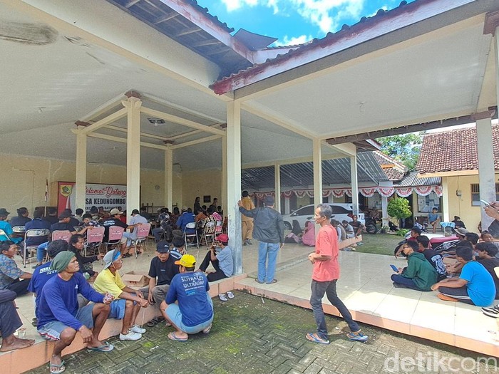 Warga mendatangi Balai Desa Kedungombo, Baturetno, Wonogiri, terkait kasus seorang perangkat yang disebut berbuat tindak asusila, Senin (23/12/2024).