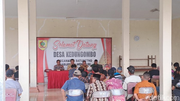 Warga mendatangi Balai Desa Kedungombo, Baturetno, Wonogiri, terkait kasus seorang perangkat yang disebut berbuat tindak asusila, Senin (23/12/2024).