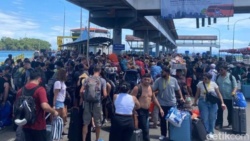 Wisatawan mancanegara memadati dermaga Pelabuhan Padangbai, Karangasem, Bali. Mereka terpaksa menyeberang menggunakan kapal ferry akibat pelayaran dengan fast boat ditutup karena gelombang tinggi, Senin (23/12/2024). (Foto: I Wayan Selamat Juniasa/detikBali)
