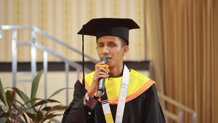 Wisudawan tunanetra pertama yang raih gelar S2