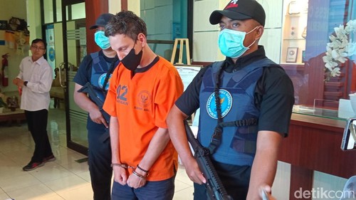 Karamyshev ditangkap polisi setelah kedapatan akan mengedarkan hasis di Bali, Senin (23/12/2024). (Aryo Mahendro/detikBali).