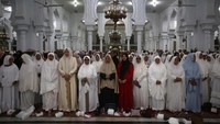 Sejumlah warga bershalawat saat menggelar dzikir akbar dan doa bersama di Masjid Raya Baiturrahman Banda Aceh. 